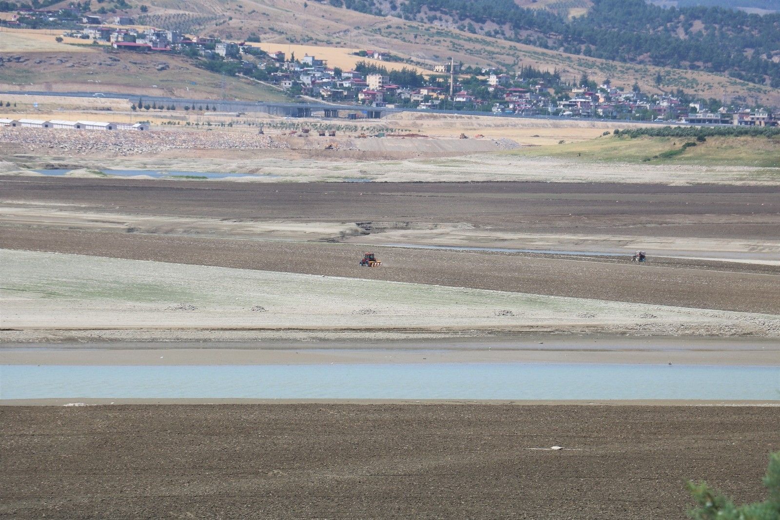 Suları çekilen barajda köy ortaya çıktı!