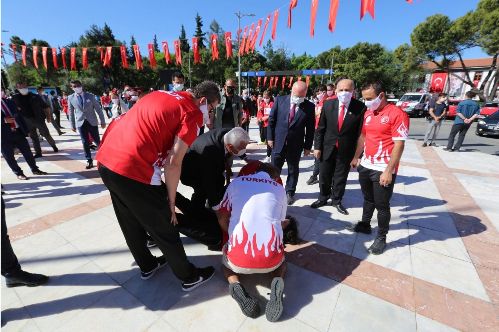 Törende bayılan çocuklara ilk müdahale doktor başkandan