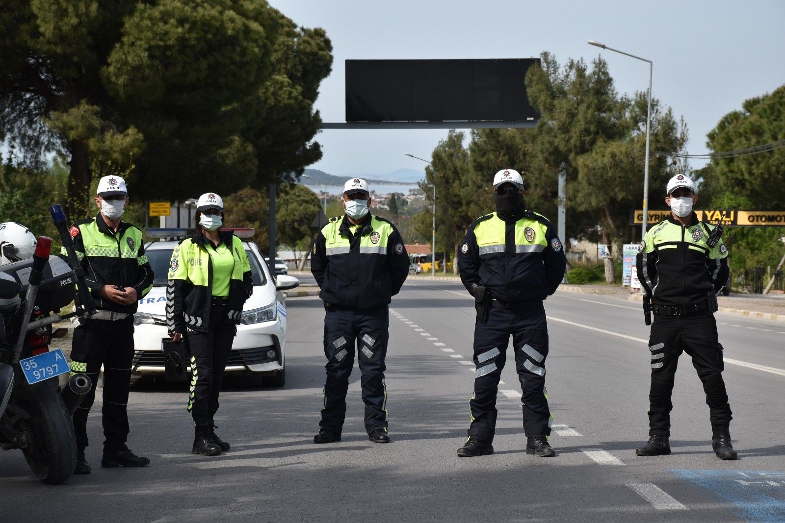 Urla'da "tam kapanma" denetimleri sıklaştı