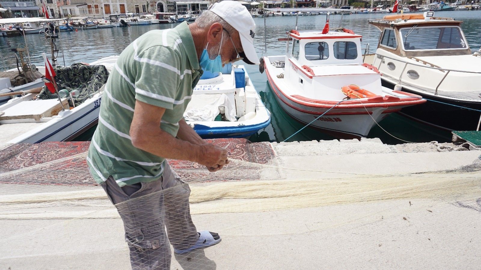 Yarım asırdır özenle ağları tamir ediyorlar