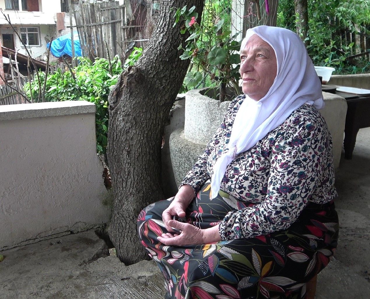 Ağacı, balkonun içerisinden geçirdi