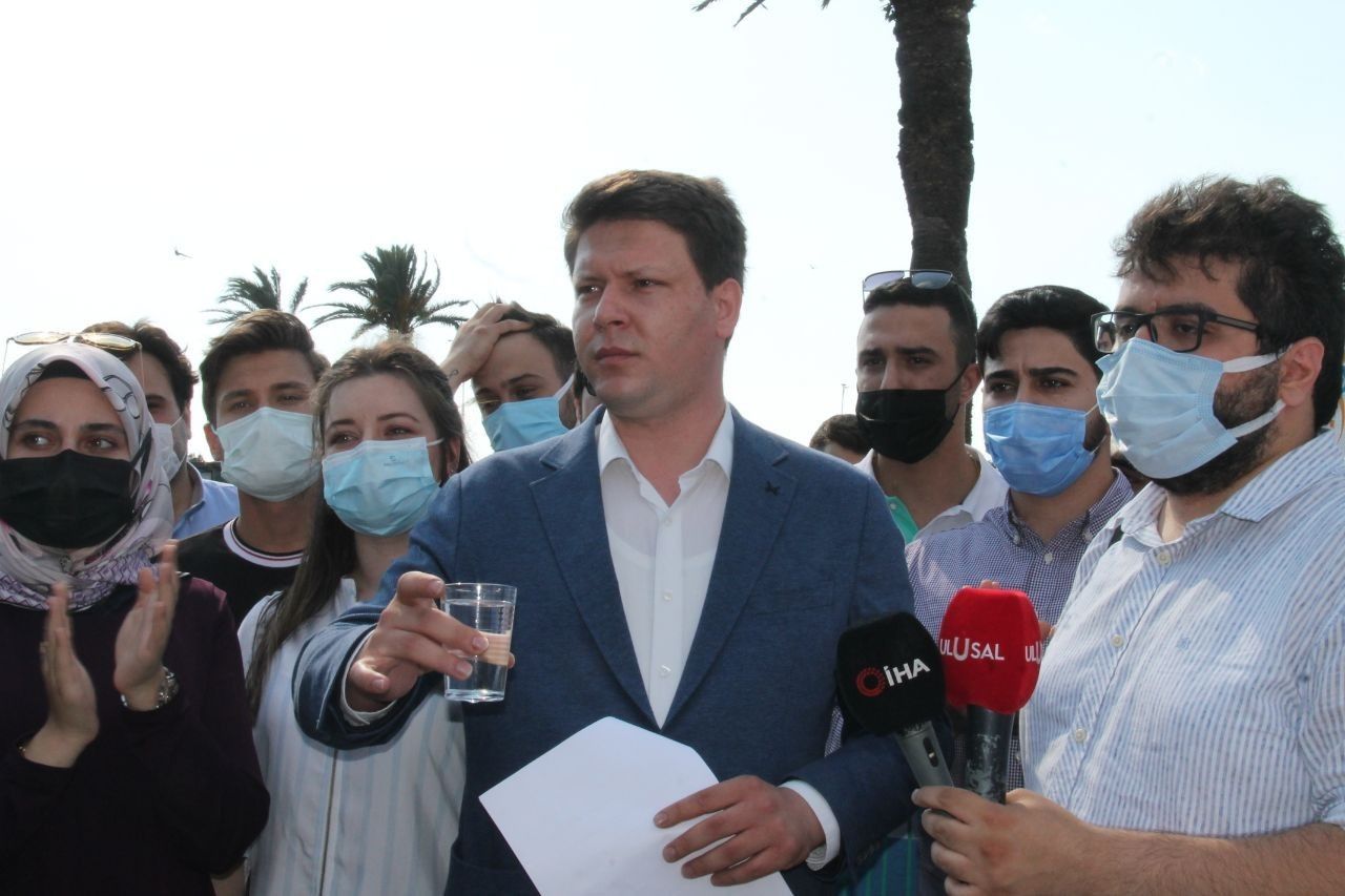 AK Gençler'den Başkan Soyer'e 'bir bardak su' tepkisi