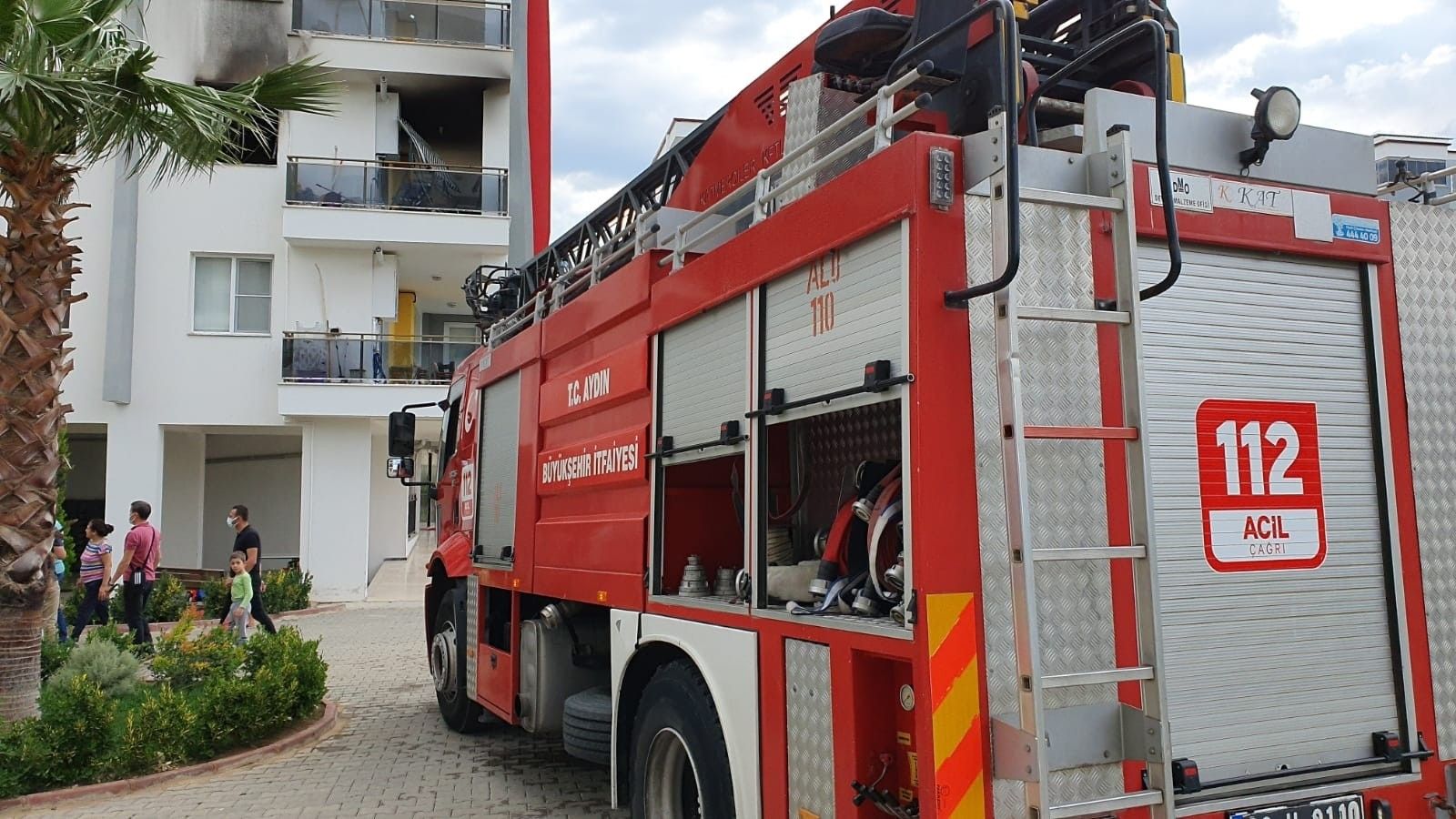 Alevlerden pencereden atlayıp kurtuldu