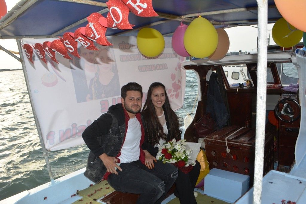 Ayvalık'ta zor şartlarda evlilik teklifi