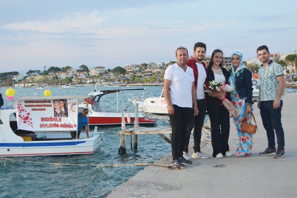 Ayvalık'ta zor şartlarda evlilik teklifi