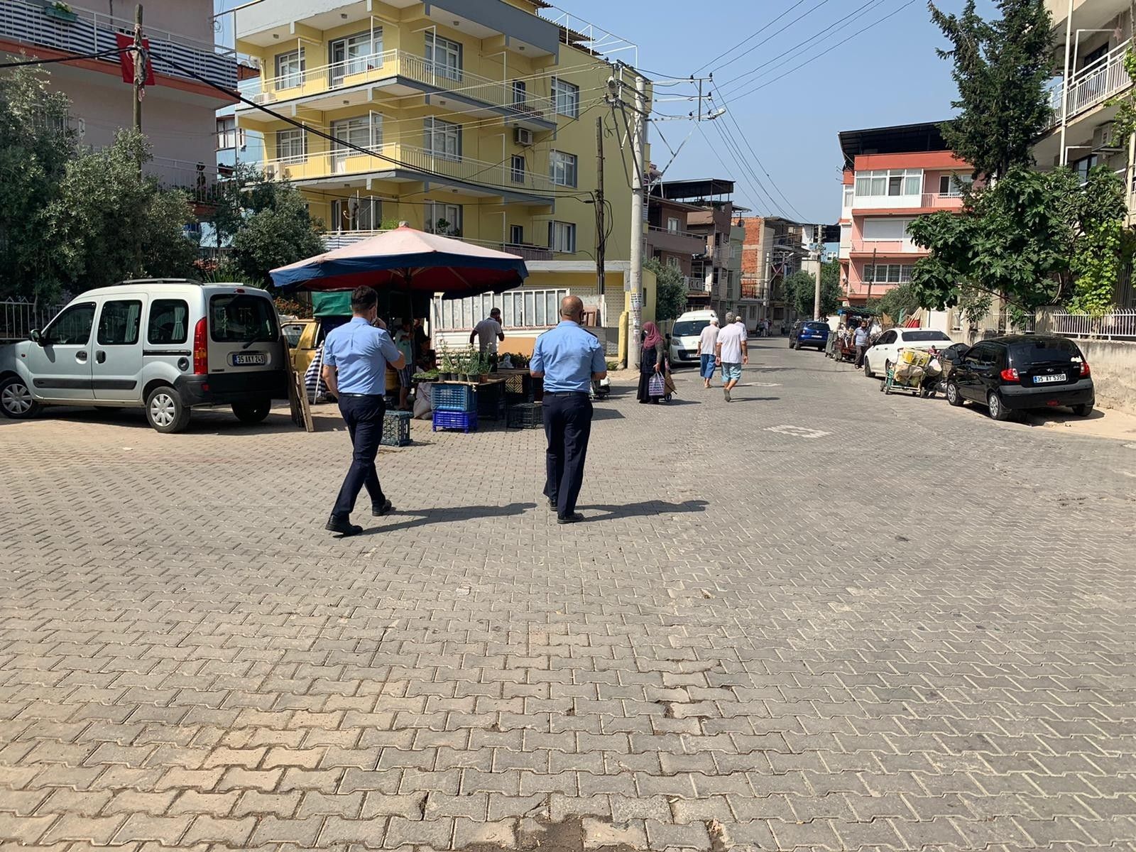Bayraklı zabıtası pazaryerleri çevresinde denetim yaptı