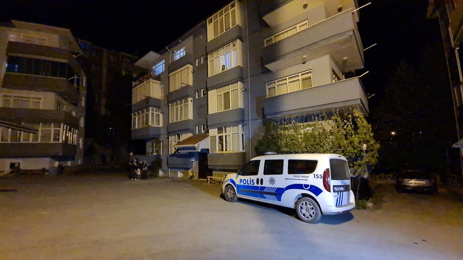 Camdan aşağı düştüğünü kimse fark etmedi