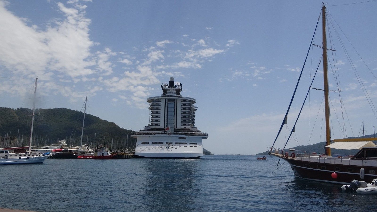 Dev gemi Marmaris'e yanaştı