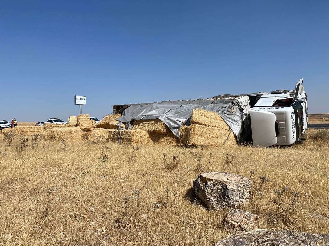 Devrilen tırdaki saman balyaları etrafa saçıldı