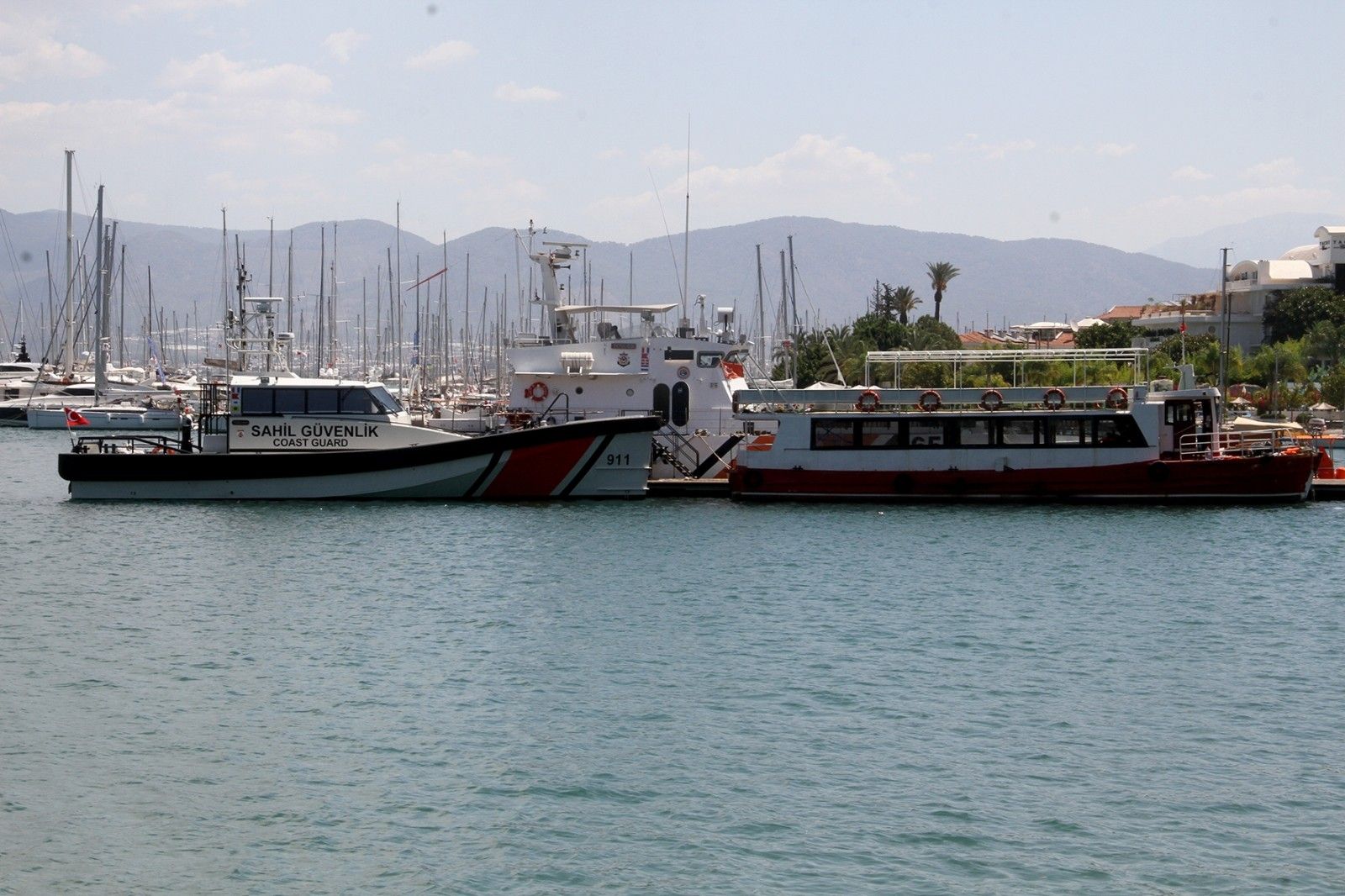 Fethiye'de 120 kaçak göçmen tekneye biner binmez yakalandı
