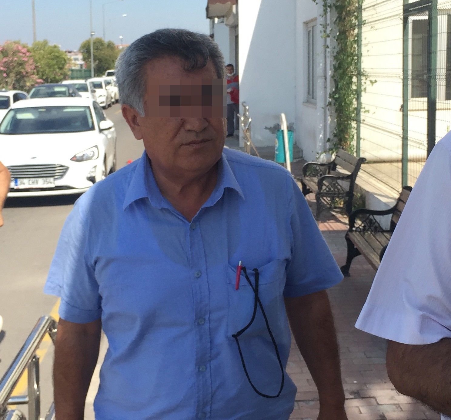 İYİ Partili meclis üyesi, boşandığı eşini mahkeme çıkışı bıçakladı
