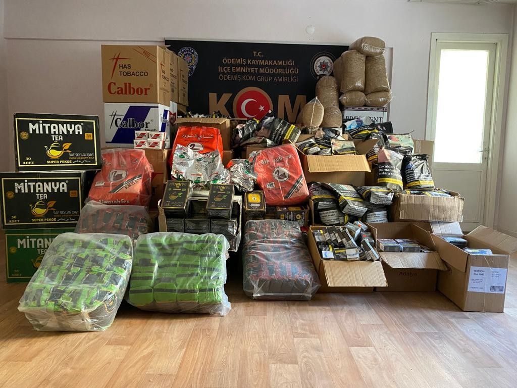İzmir'de durdurulan kamyonetten tıka basa kaçak ürün ele geçirildi
