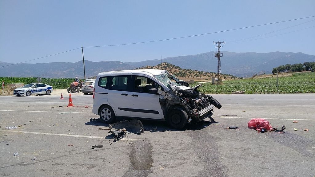 İzmir'de feci kaza: 17 tarım işçisi ölümden döndü