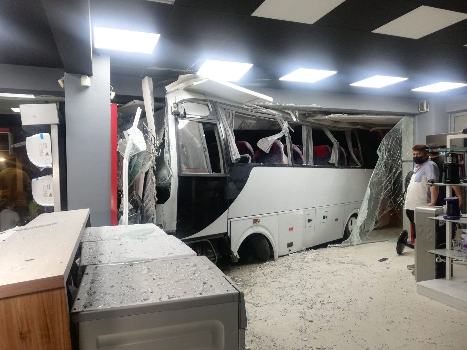 İzmir'de işçi servisi mobilya mağazasına daldı