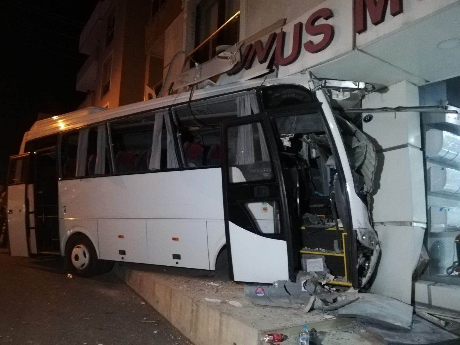 İzmir'de işçi servisi mobilya mağazasına daldı