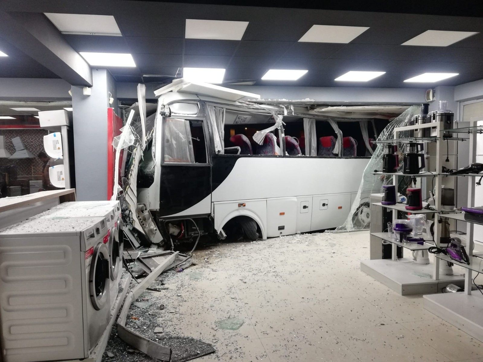 İzmir'de işçi servisi mobilya mağazasına daldı