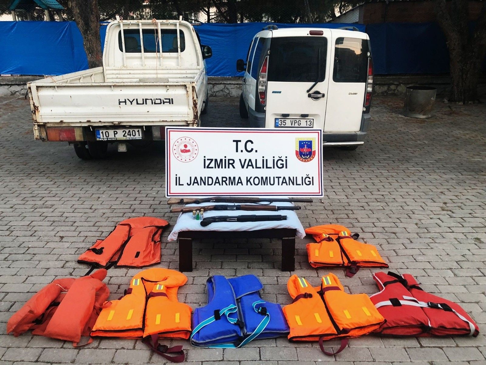 İzmir'de jandarma ekipleri göçmen kaçakçılarına göz açtırmıyor