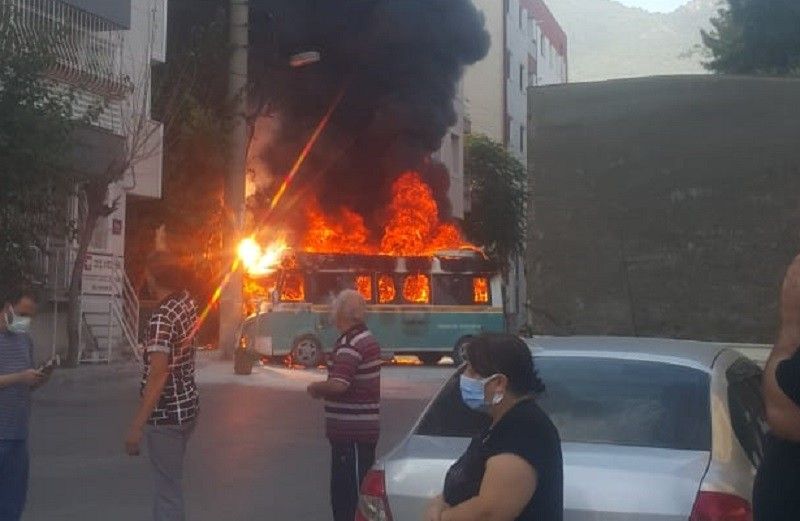 İzmir'de korku anları! Yolcu dolu minibüsler çarpıştıktan sonra alev aldı