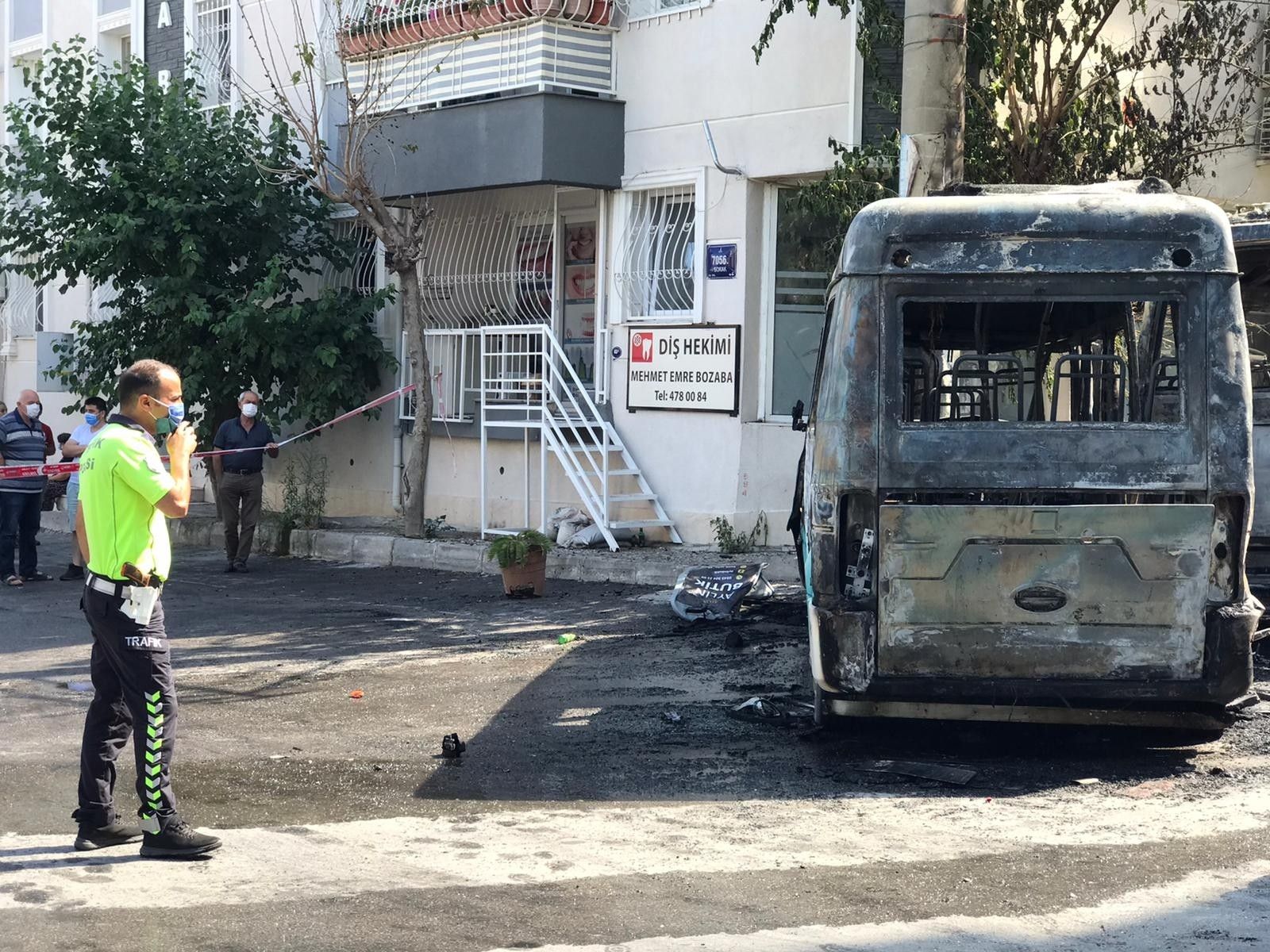 İzmir'de korku anları! Yolcu dolu minibüsler çarpıştıktan sonra alev aldı