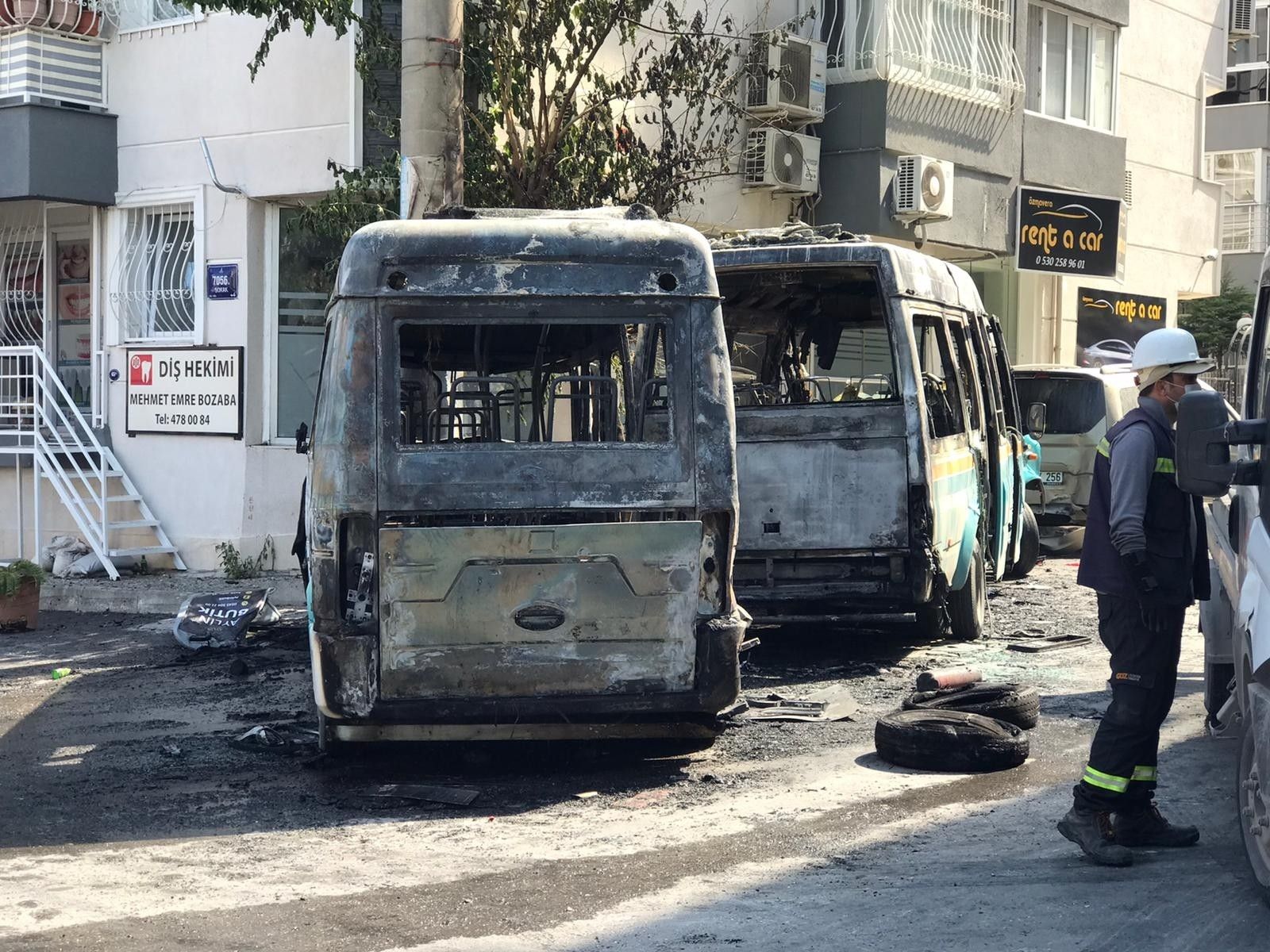 İzmir'de korku anları! Yolcu dolu minibüsler çarpıştıktan sonra alev aldı