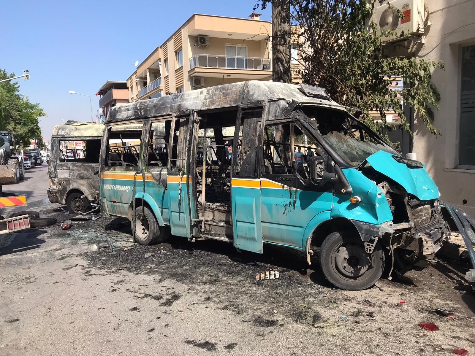 İzmir'de korku anları! Yolcu dolu minibüsler çarpıştıktan sonra alev aldı