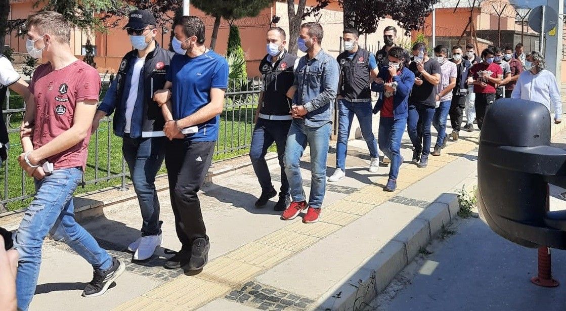 İzmir'de uyuşturucu satıcılarına operasyon: 9 tutuklama