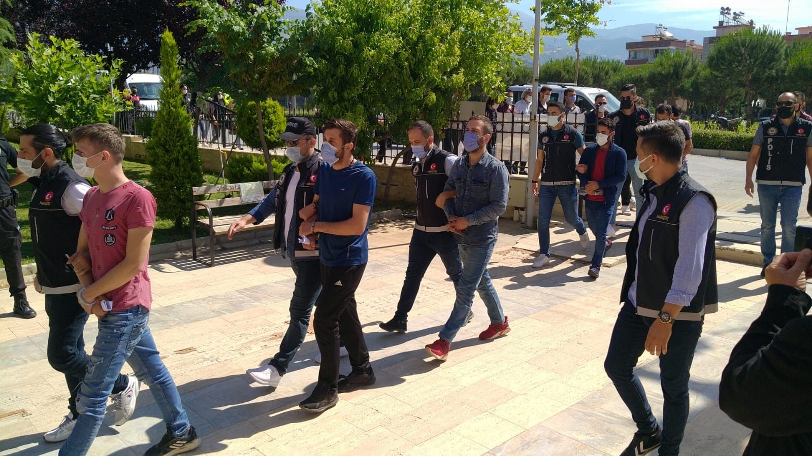 İzmir'de uyuşturucu satıcılarına operasyon: 9 tutuklama