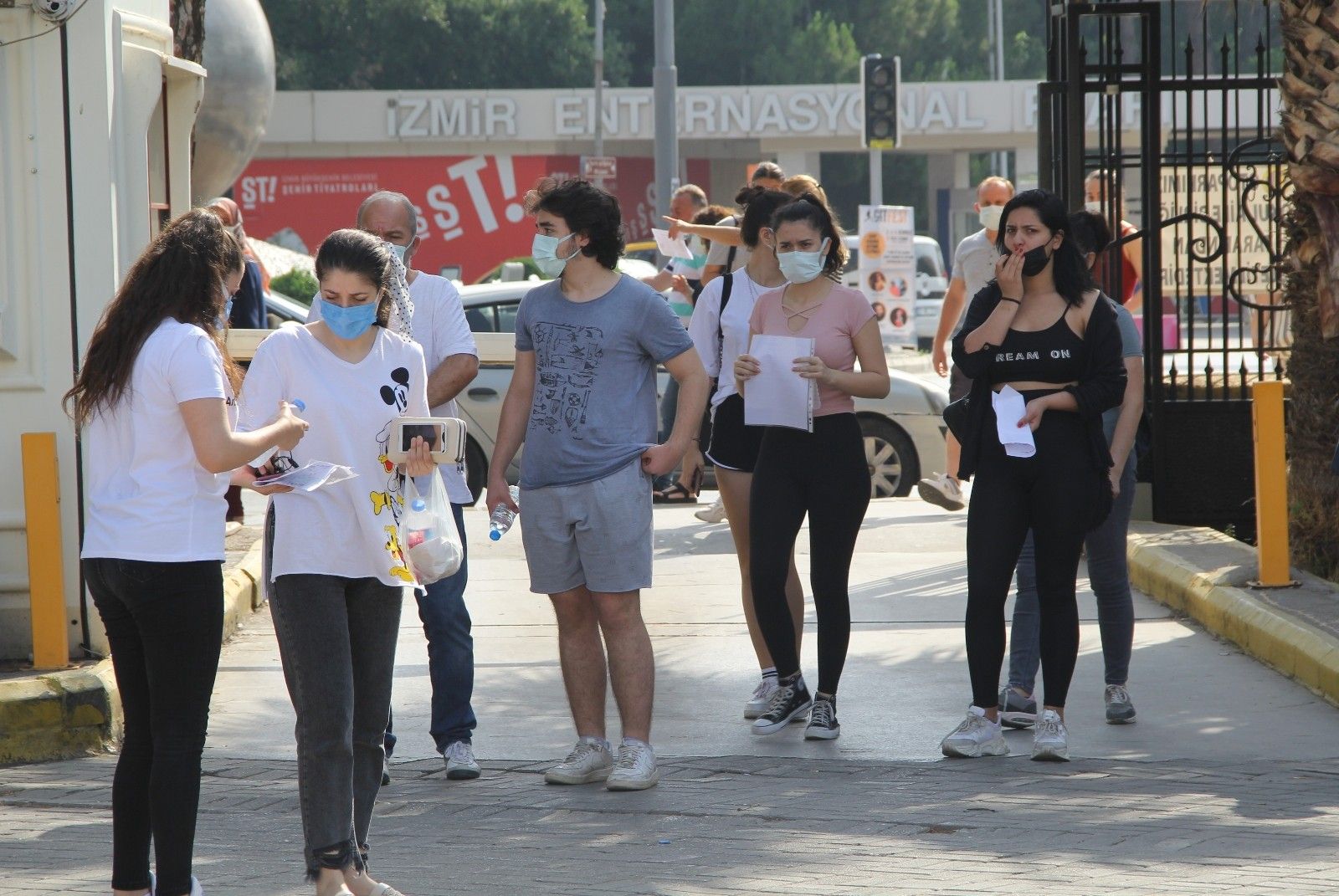 İzmir'de YKS heyecanı: Koşarak sınava yetiştiler