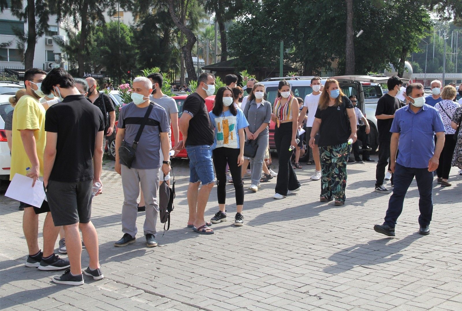 İzmir'de YKS heyecanı: Koşarak sınava yetiştiler
