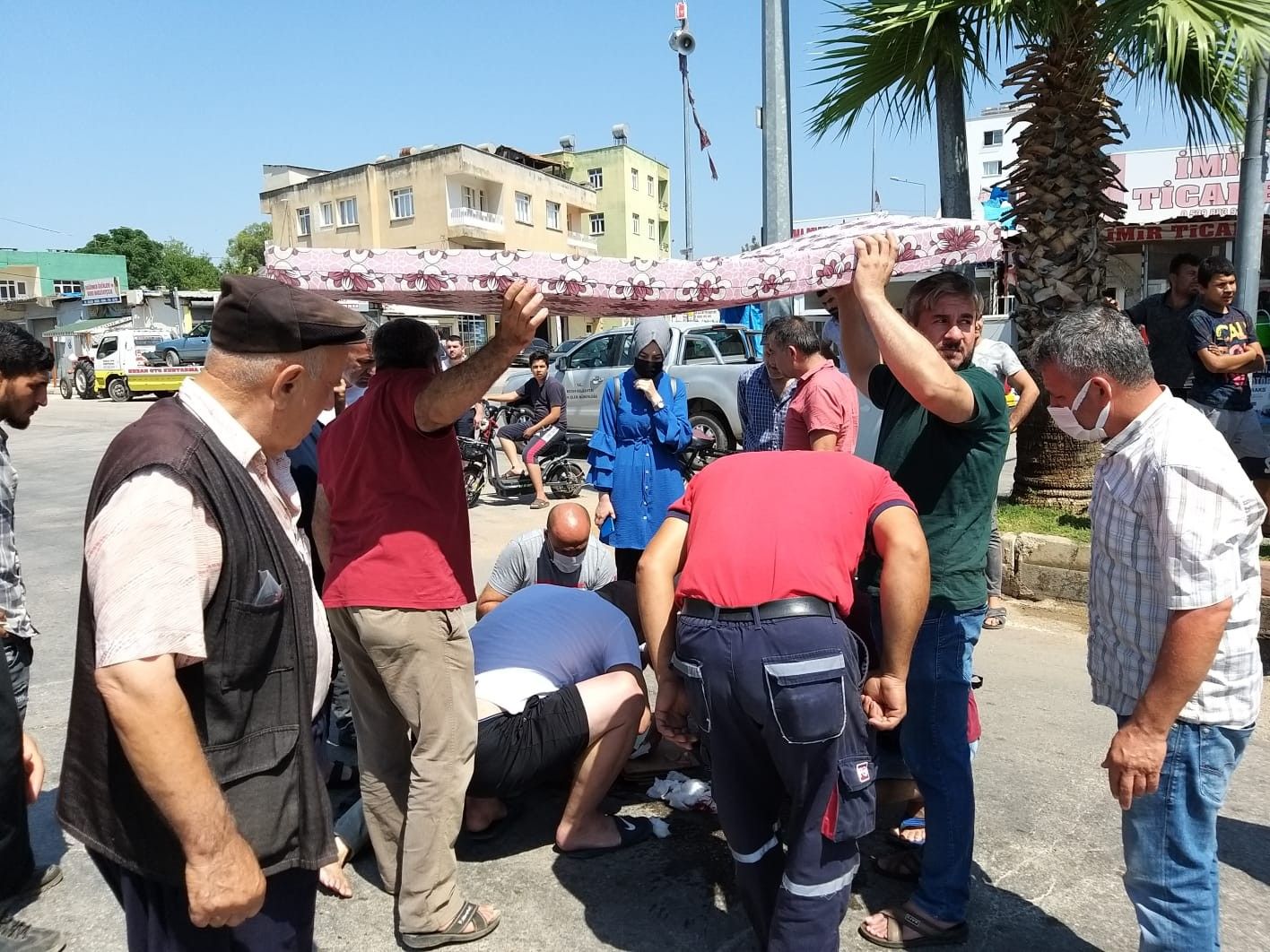 Kaza yapan sürücüyü güneşten sünger yatakla korudular