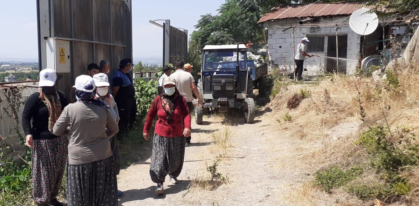 "Kokuyor" diye şikayet edilen evden 2 römork dolusu çöp çıktı