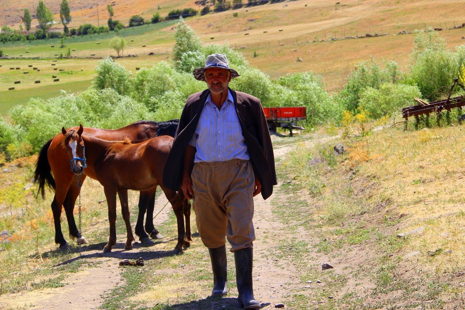 Köyünü satmak için her yolu deniyor, şimdi de Züğürt Ağa kılığına girdi
