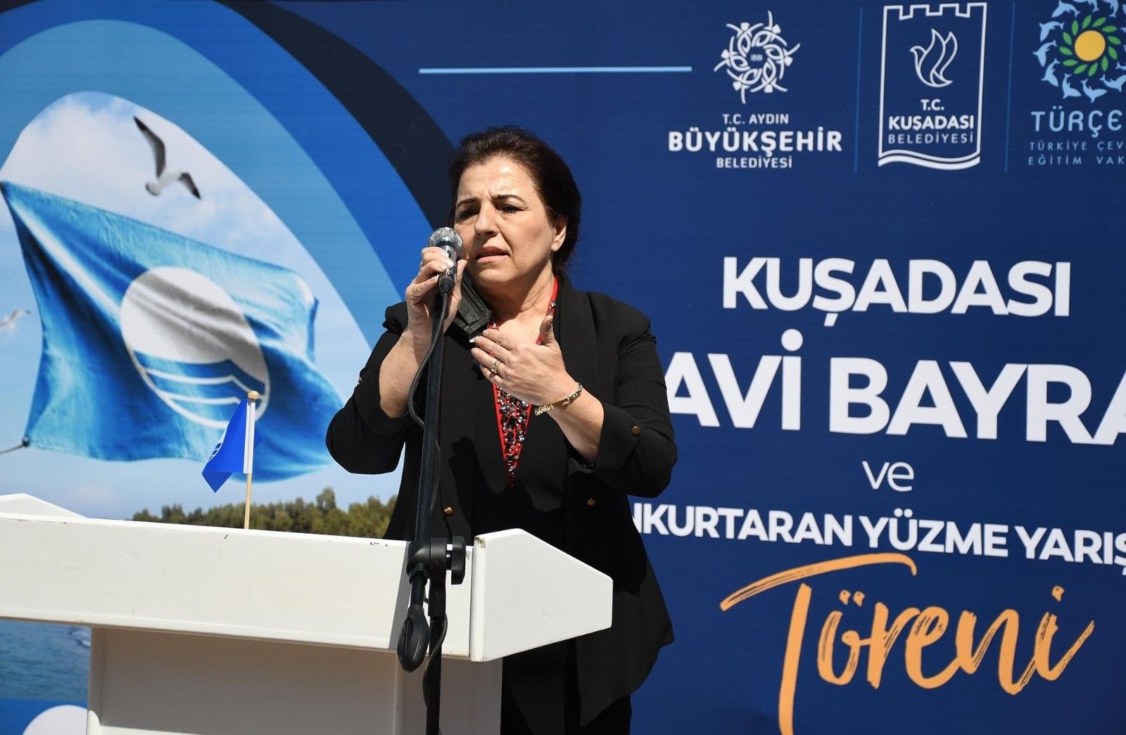 Kuşadası'nda mavi bayraklar göndere çekildi