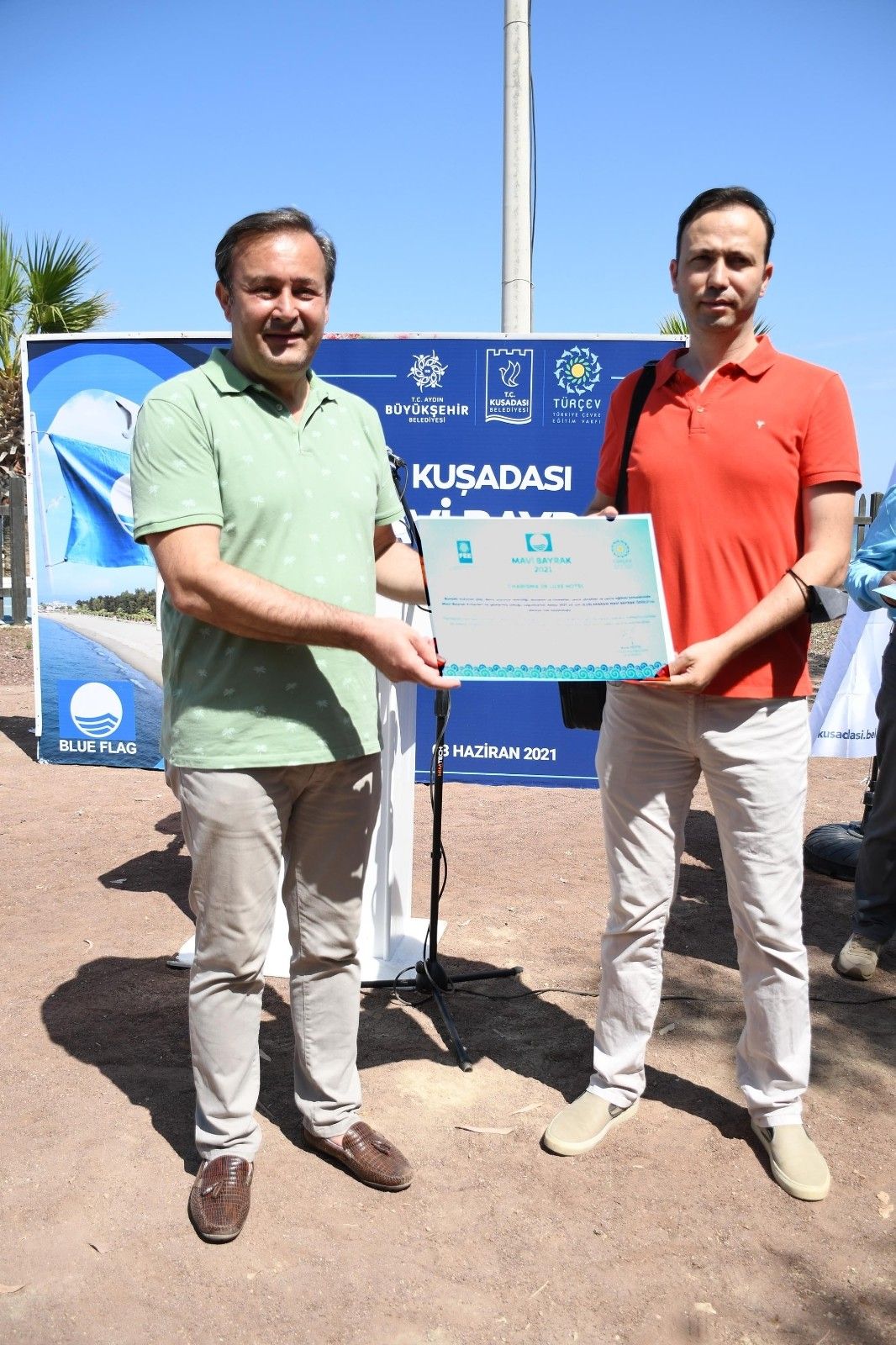 Kuşadası'nda mavi bayraklar göndere çekildi