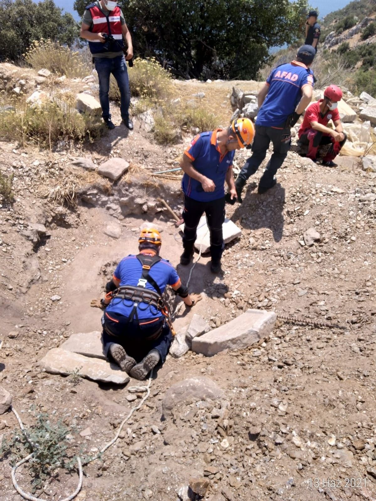 Mağaraya giren 2 kişiden biri öldü, diğeri kurtarılmaya çalışılıyor