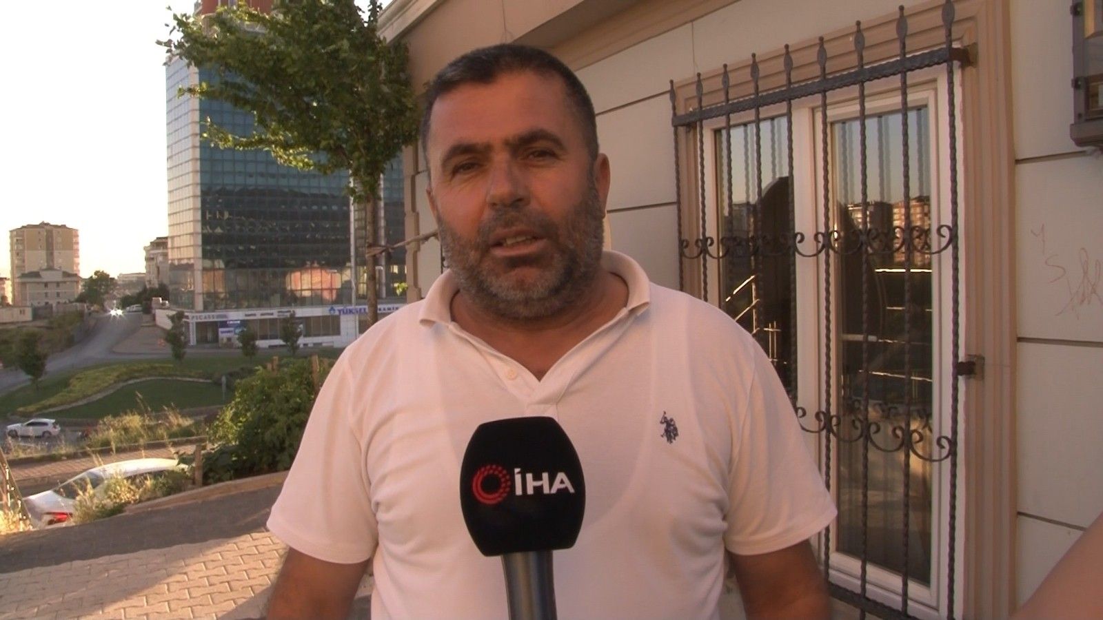 Maltepe'de hız yapan motokurye otomobilin tavanına uçtu