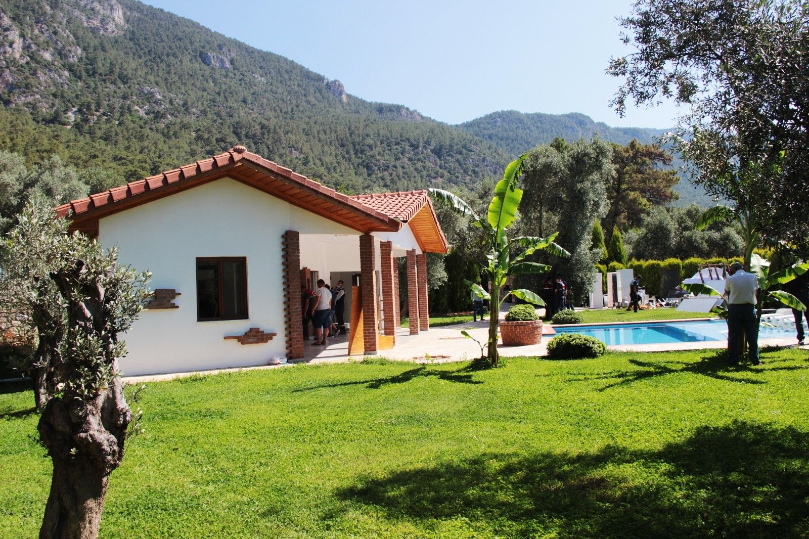 Milyon dolarlık kaçak villa yerle bir edildi