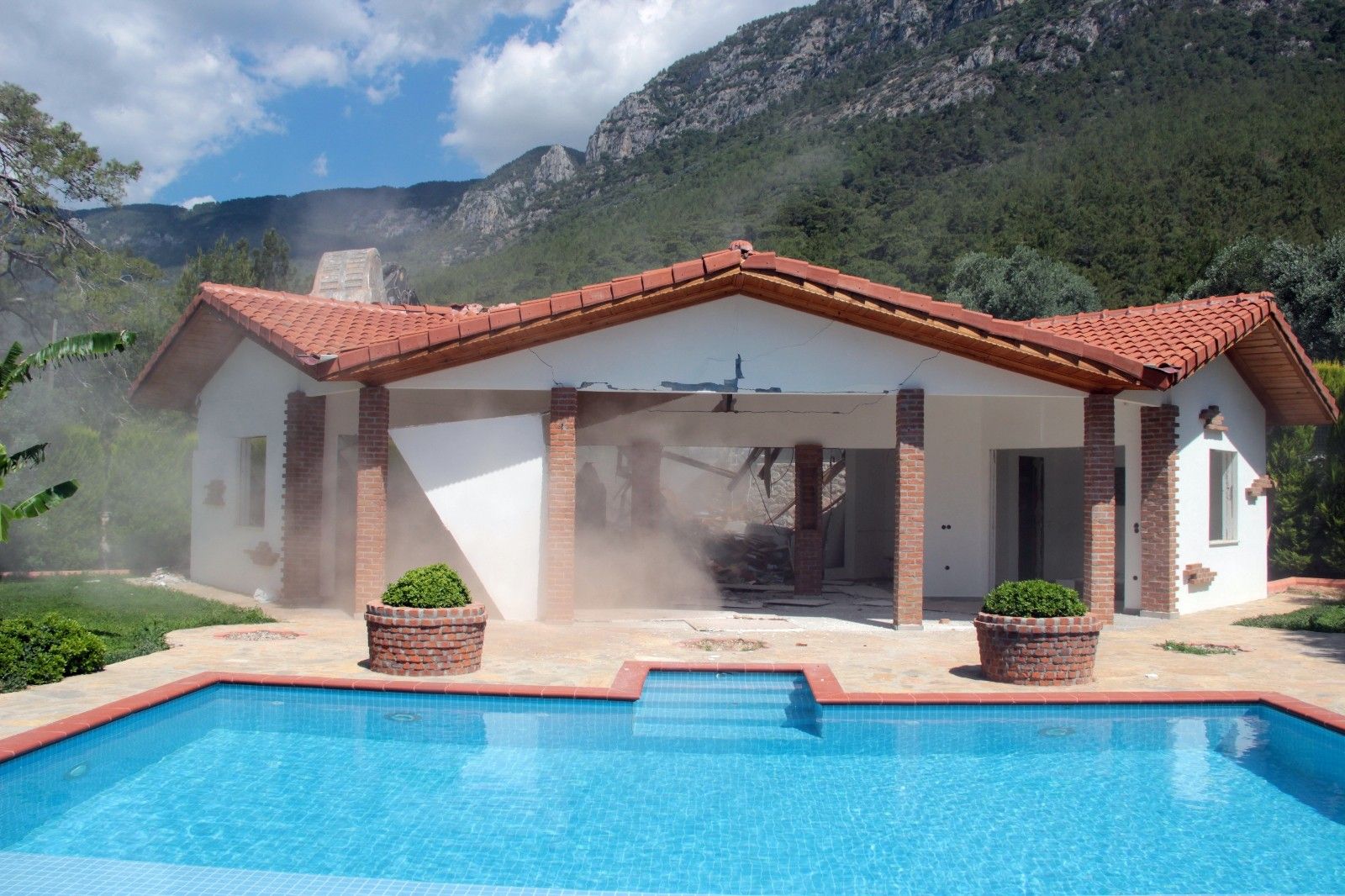 Milyon dolarlık kaçak villa yerle bir edildi