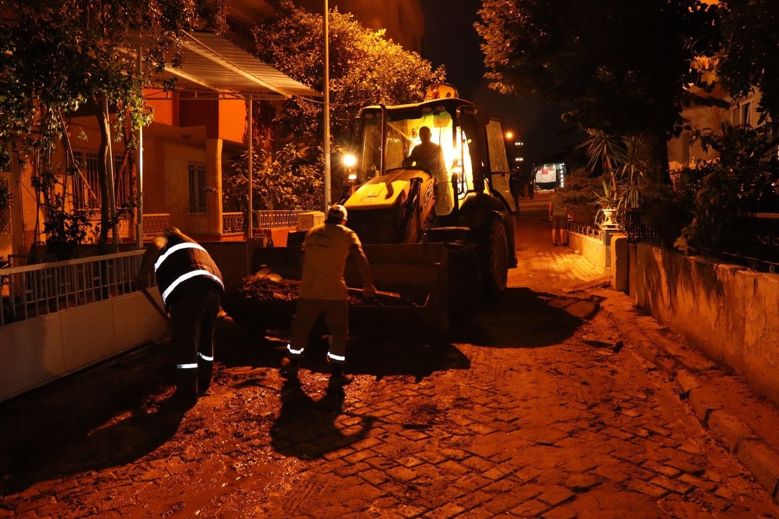 Selden zarar gören evlere yardım