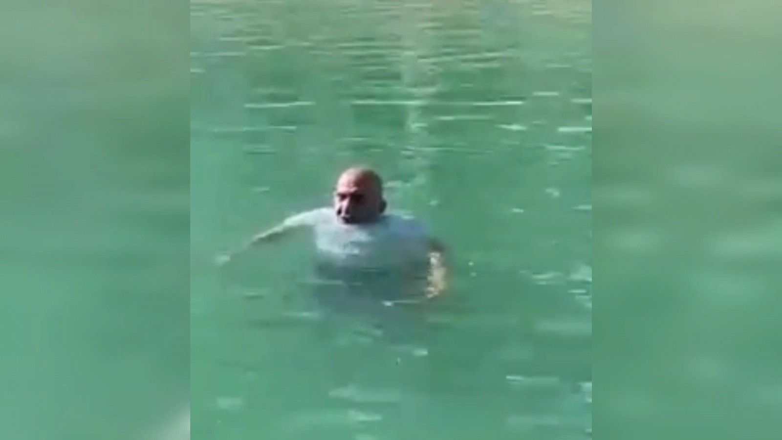 Ünlü Balıklıgöl'e girip yüzdü