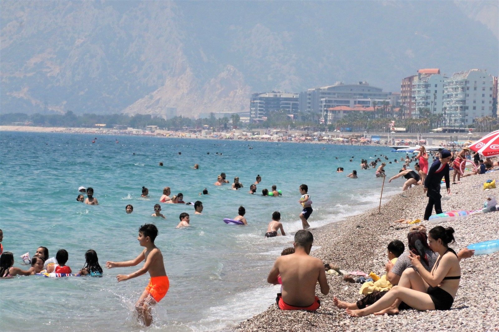 Vaka sayıları düştü, dünyaca ünlü sahil doldu