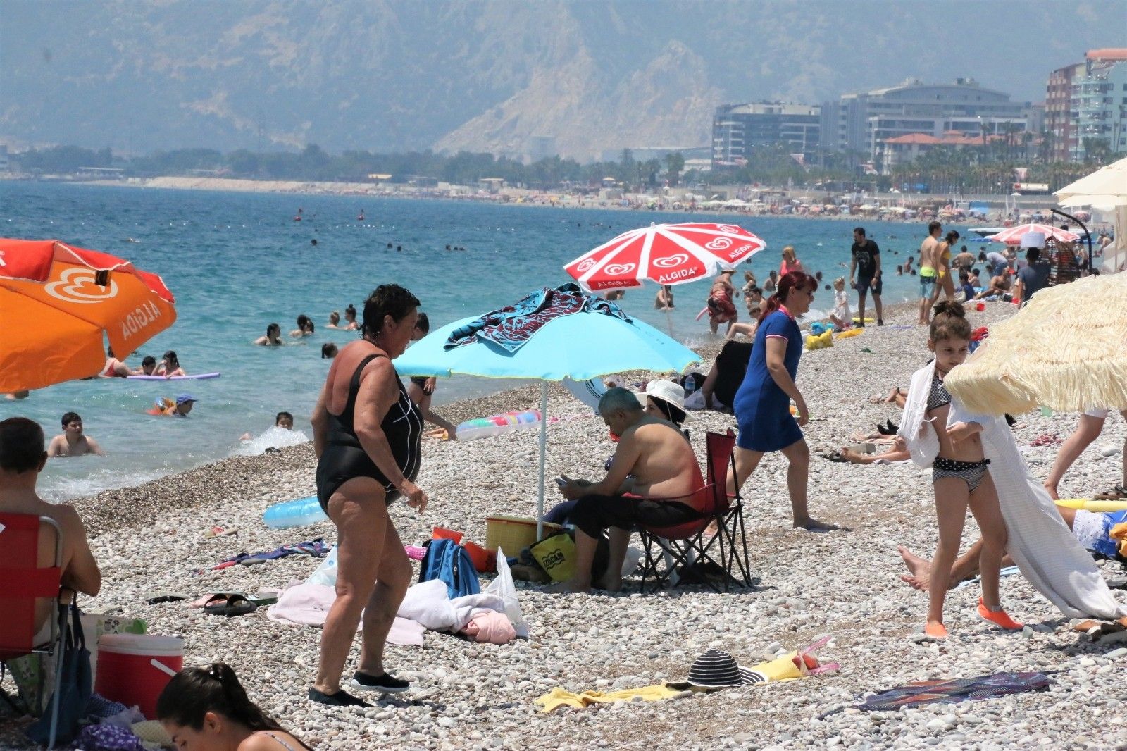 Vaka sayıları düştü, dünyaca ünlü sahil doldu