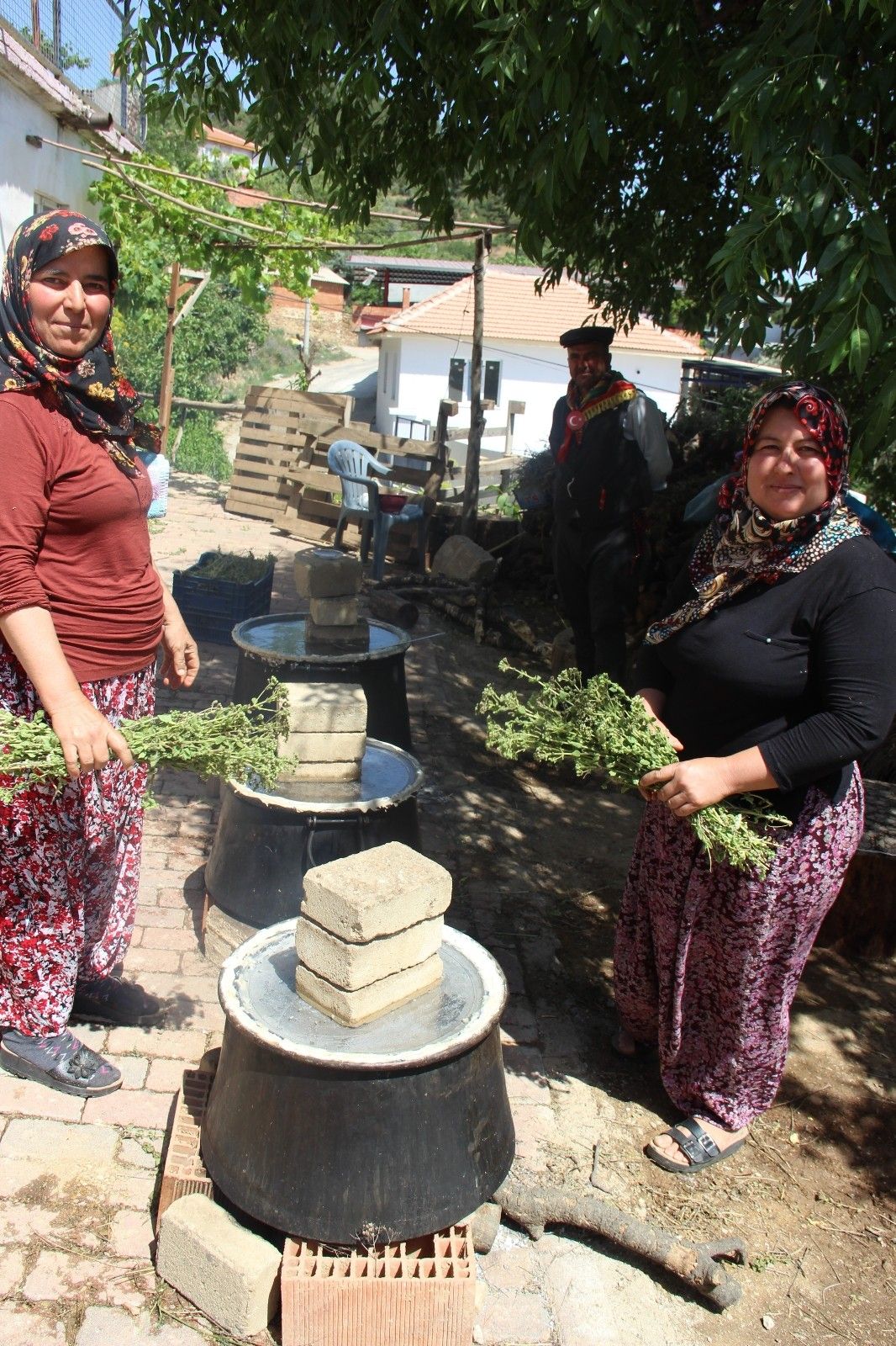Virüsten kekik suyuyla korunuyorlar