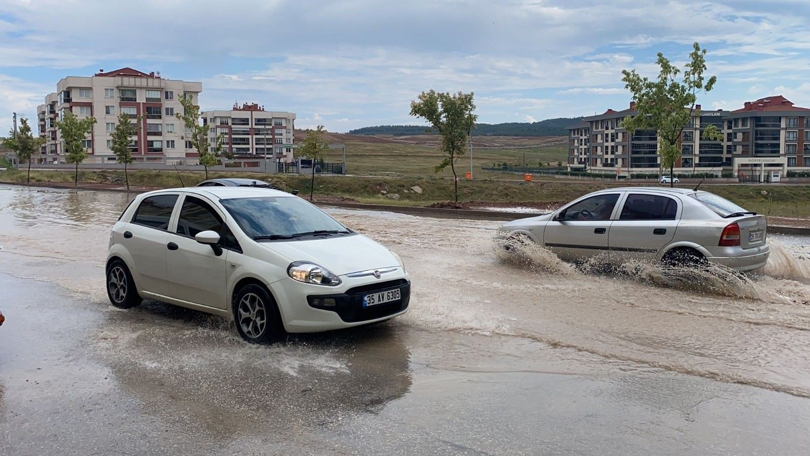 Yağış sonrası oluşan göletler araçları zora soktu