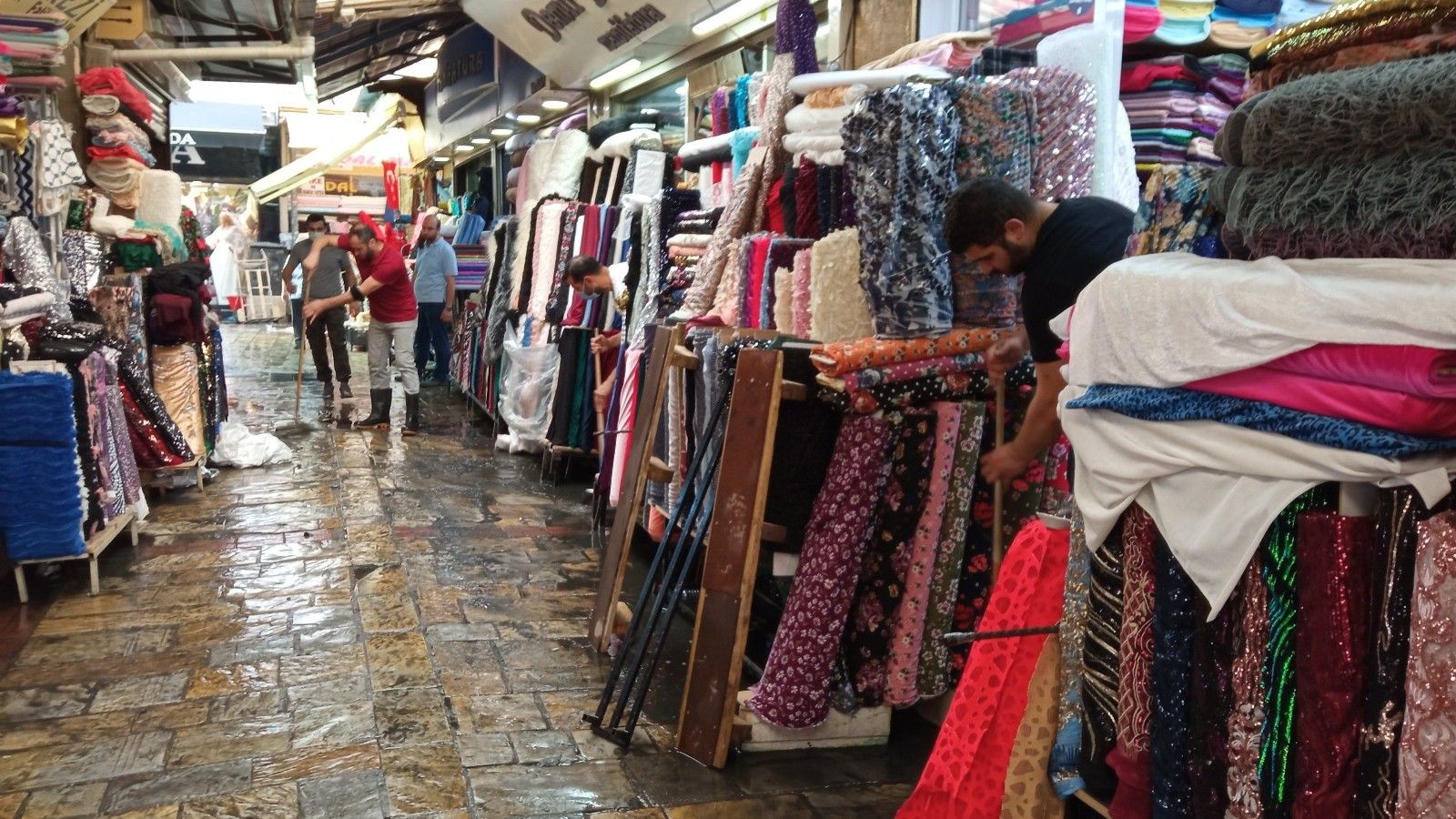 Yaz yağmuru Tarihi Kemeraltı Çarşısı'nı göle çevirdi