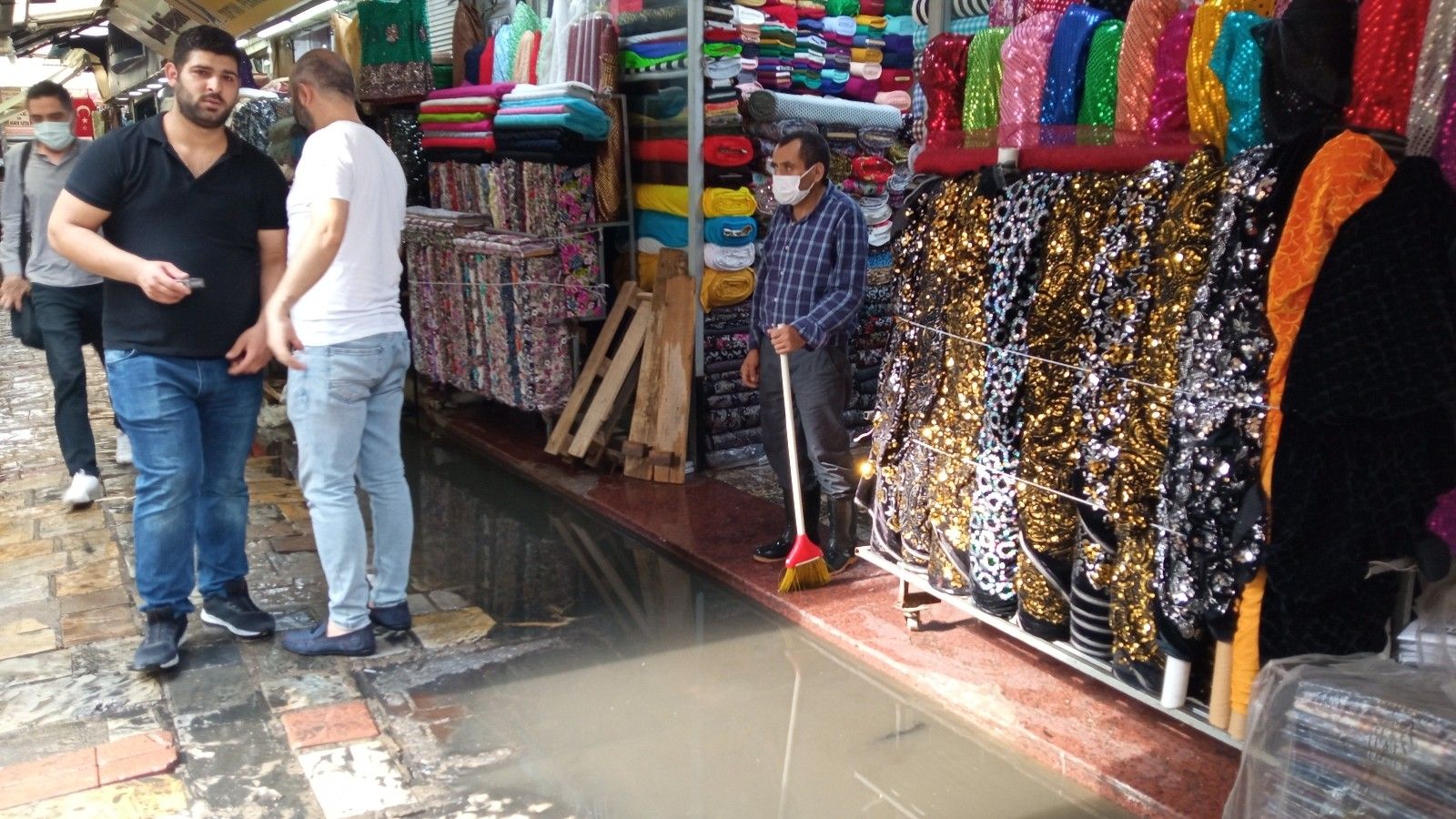 Yaz yağmuru Tarihi Kemeraltı Çarşısı'nı göle çevirdi