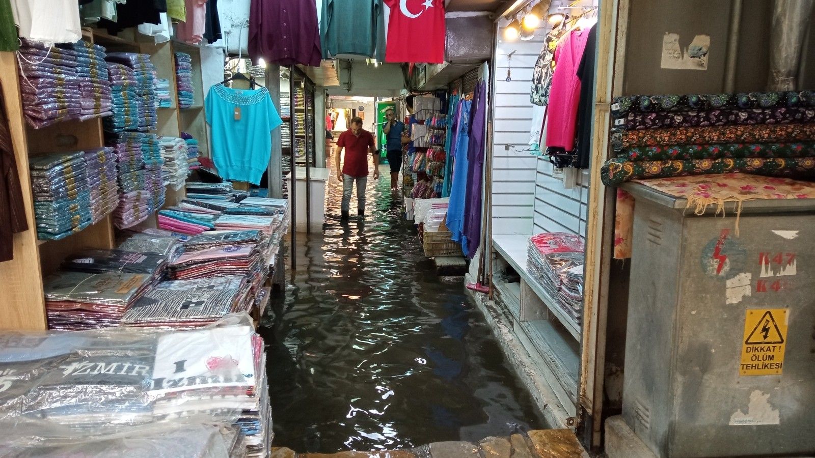 Yaz yağmuru Tarihi Kemeraltı Çarşısı'nı göle çevirdi