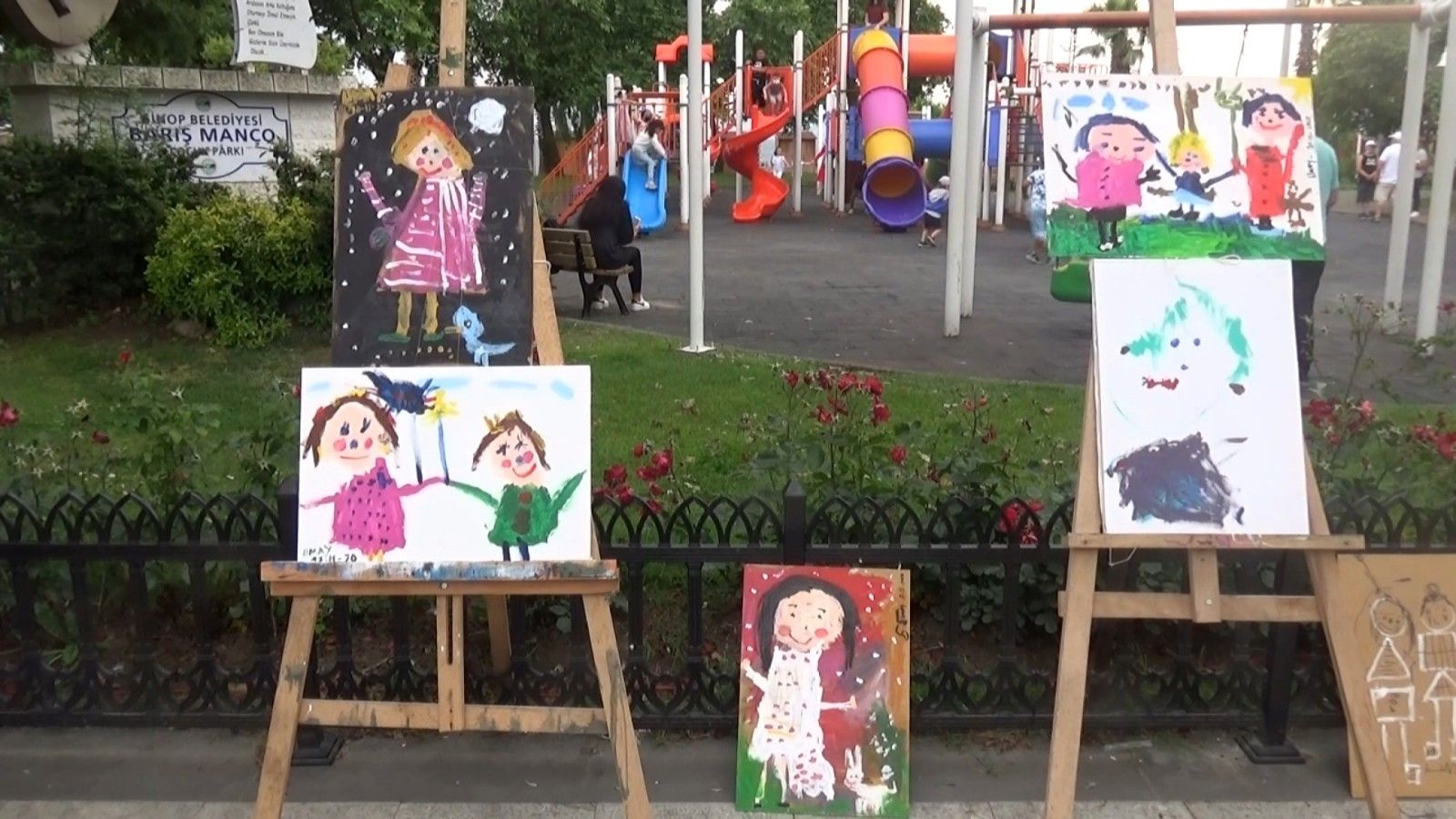 5 yaşında ilk kişisel sergisini açtı