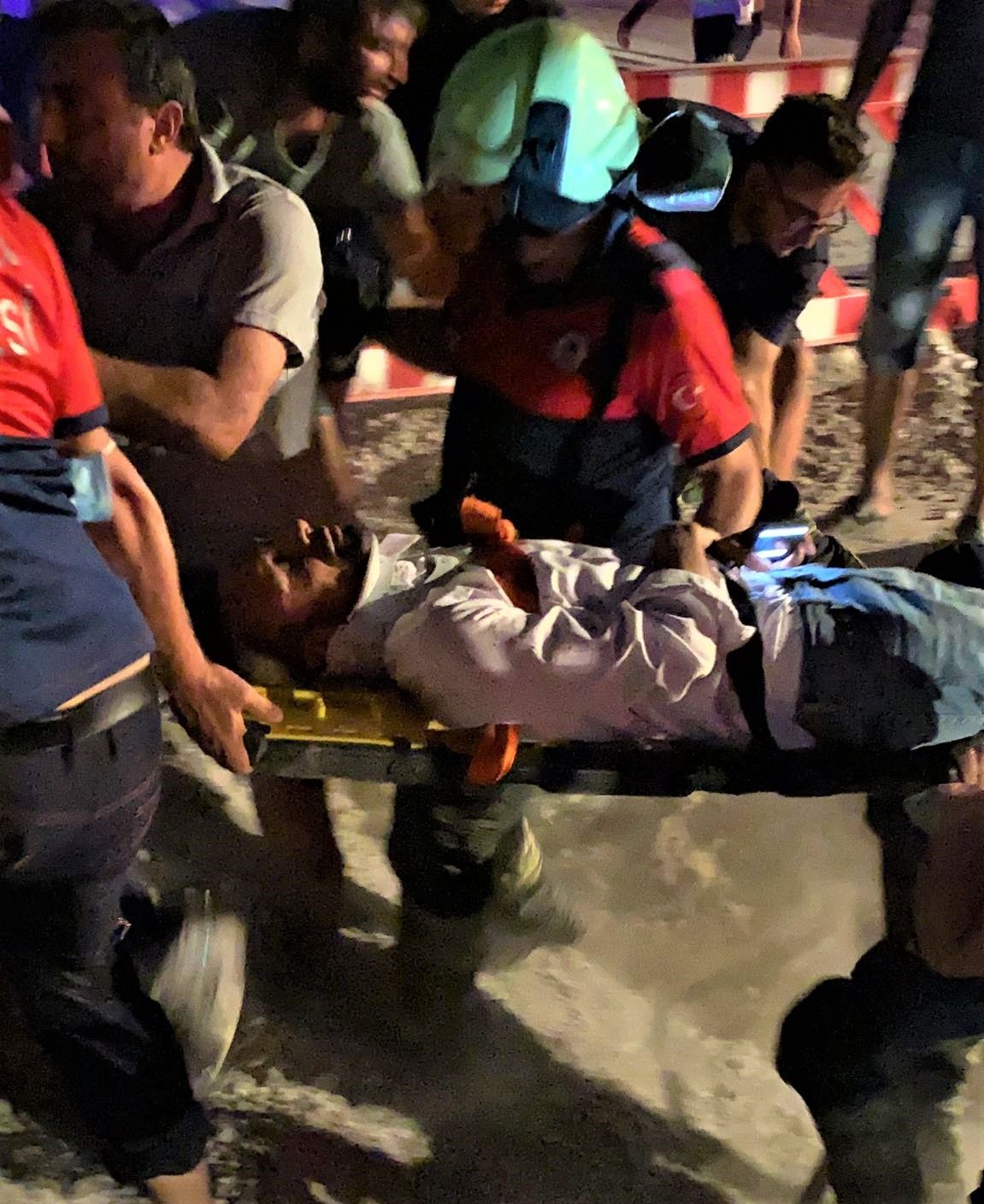 Aracı ile giderken kanalizasyon çukuruna düştü