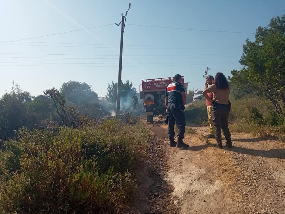 Çeşme'deki iki yangın kısa sürede söndürüldü